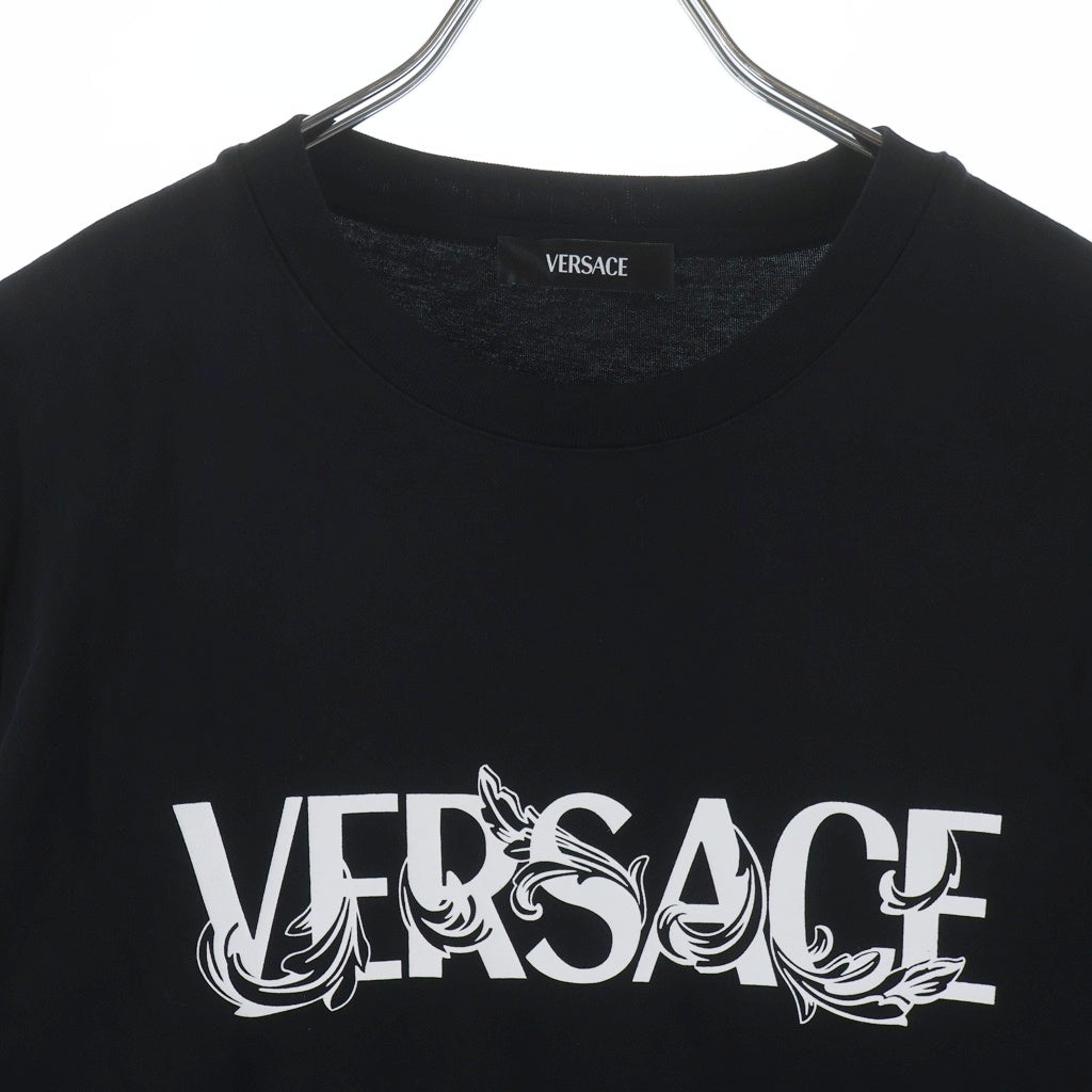 VERSACE(ヴェルサーチ) フロントロゴプリント クルーネック半袖Tシャツ カットソー ブラック 1014427 1A16040