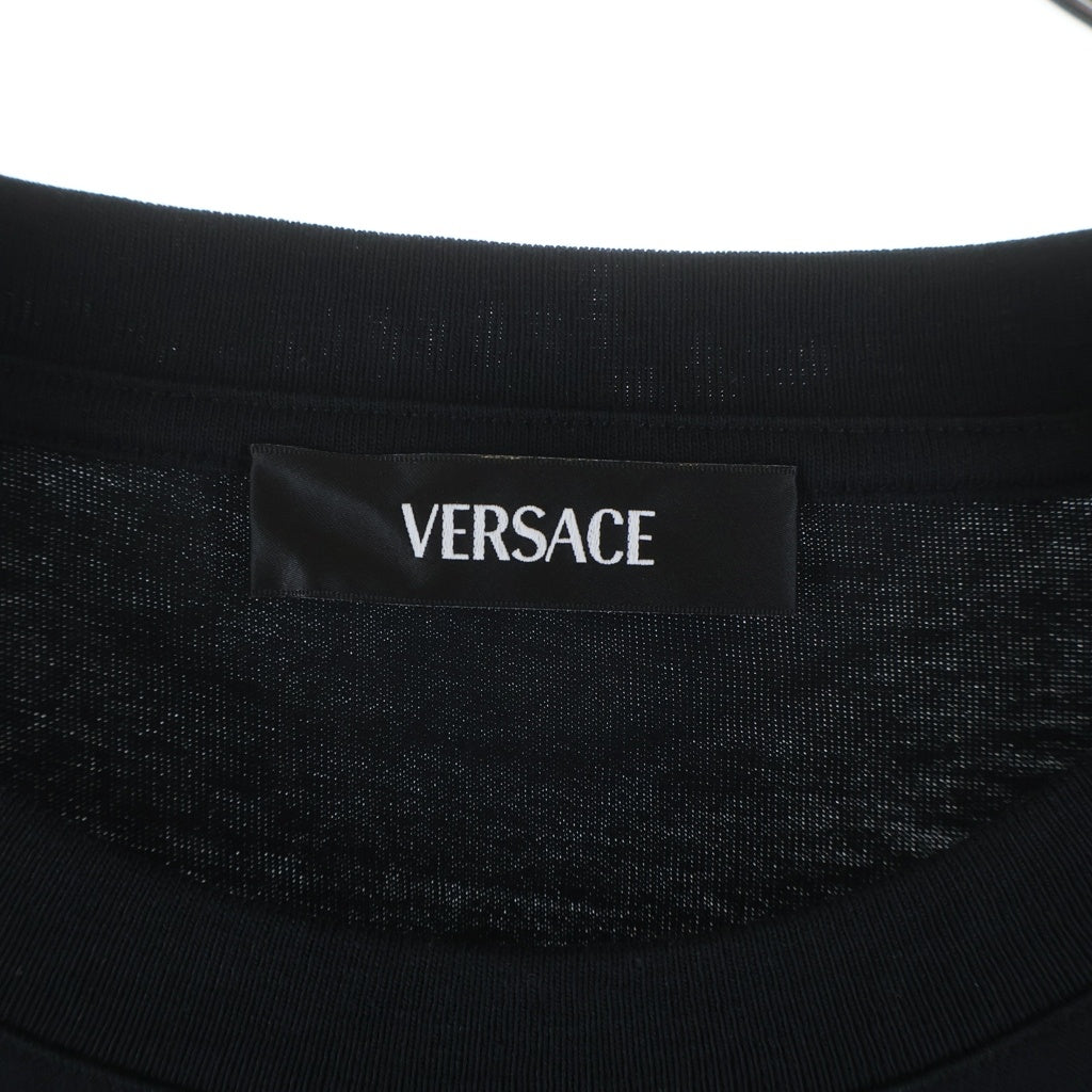 VERSACE(ヴェルサーチ) フロントロゴプリント クルーネック半袖Tシャツ カットソー ブラック 1014427 1A16040