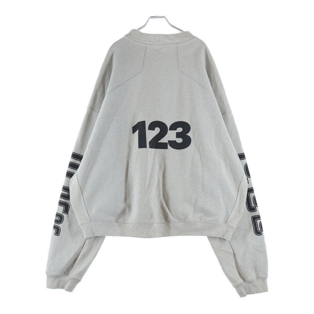 RRR123 RIVINGTON roi Rebis(リヴィントンロイレビス) METANOIA USO CVA SWEATSHIRT メタノイア ウソ シーブイエー ロゴデザイン アームプリント クルーネックスウェットトレーナー グレー