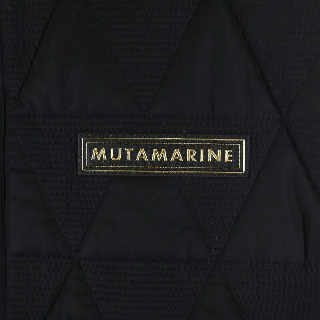 Muta MARINE(ムータマリン) ジオメトリック フロントロゴ ジップアップキルティングベスト ブラック MGJC-443369