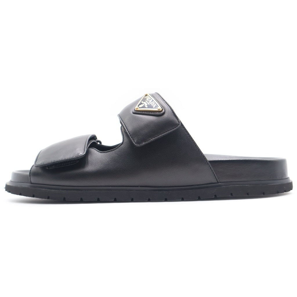 PRADA(プラダ) 25AW LEATHER SANDAL トライアングルロゴプレート ベルクロ ナッパレザーサンダル レディース ブラック 1XX755
