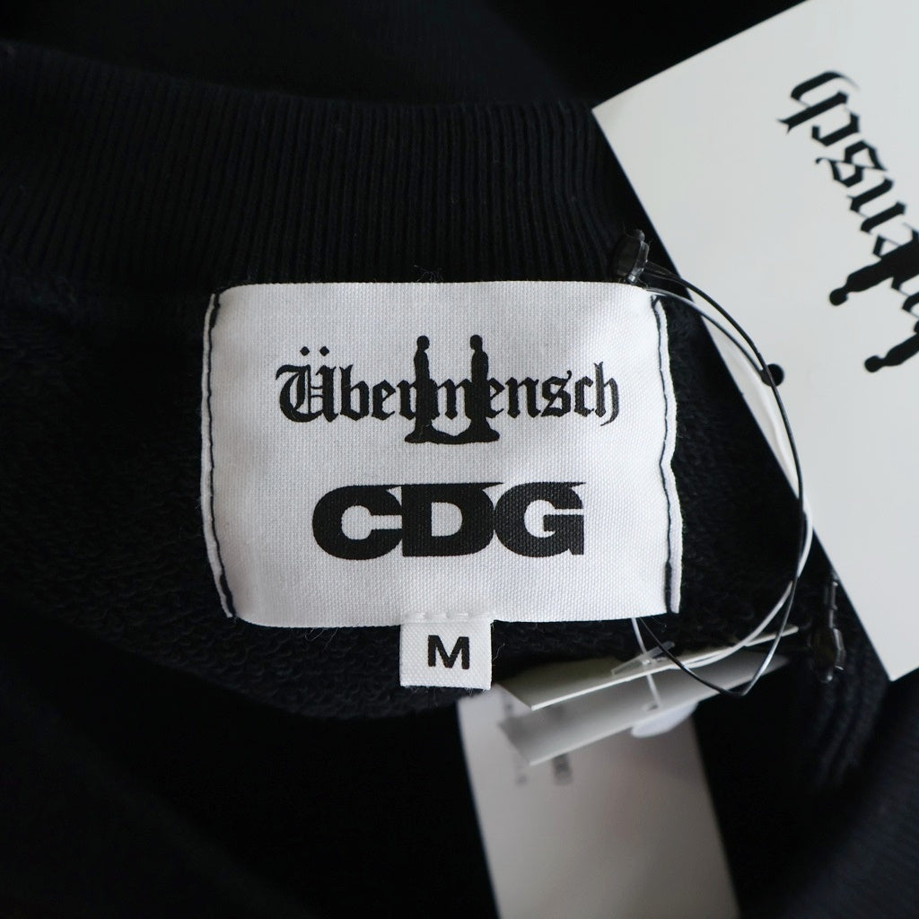 CDG(シーディージー) 25AW AD2025 ×G-DRAGON UBERMENSCH OVERSIZED CREWNECK SWEATSHIRT Gドラゴン ウーバーメンシュ 胸ロゴ スリット加工 スウェットトレーナー SP-T002