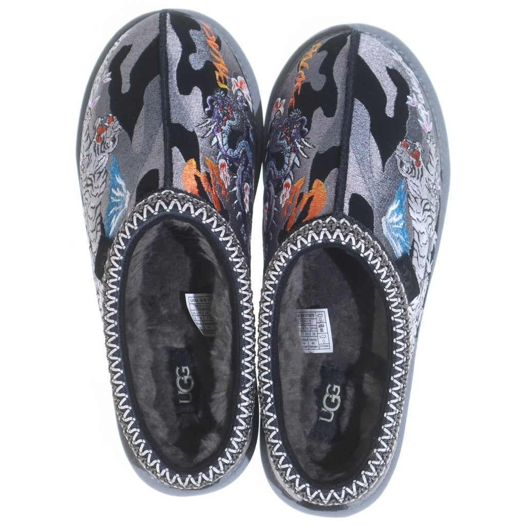 UGG(アグ) 24AW ×PALACE TASMAN SLIPPER BLACK CAMO パレス ブラックカモ 刺繍デザイン タスマンスリッパ ミュール ブラック/パープル 1172070-BKCA
