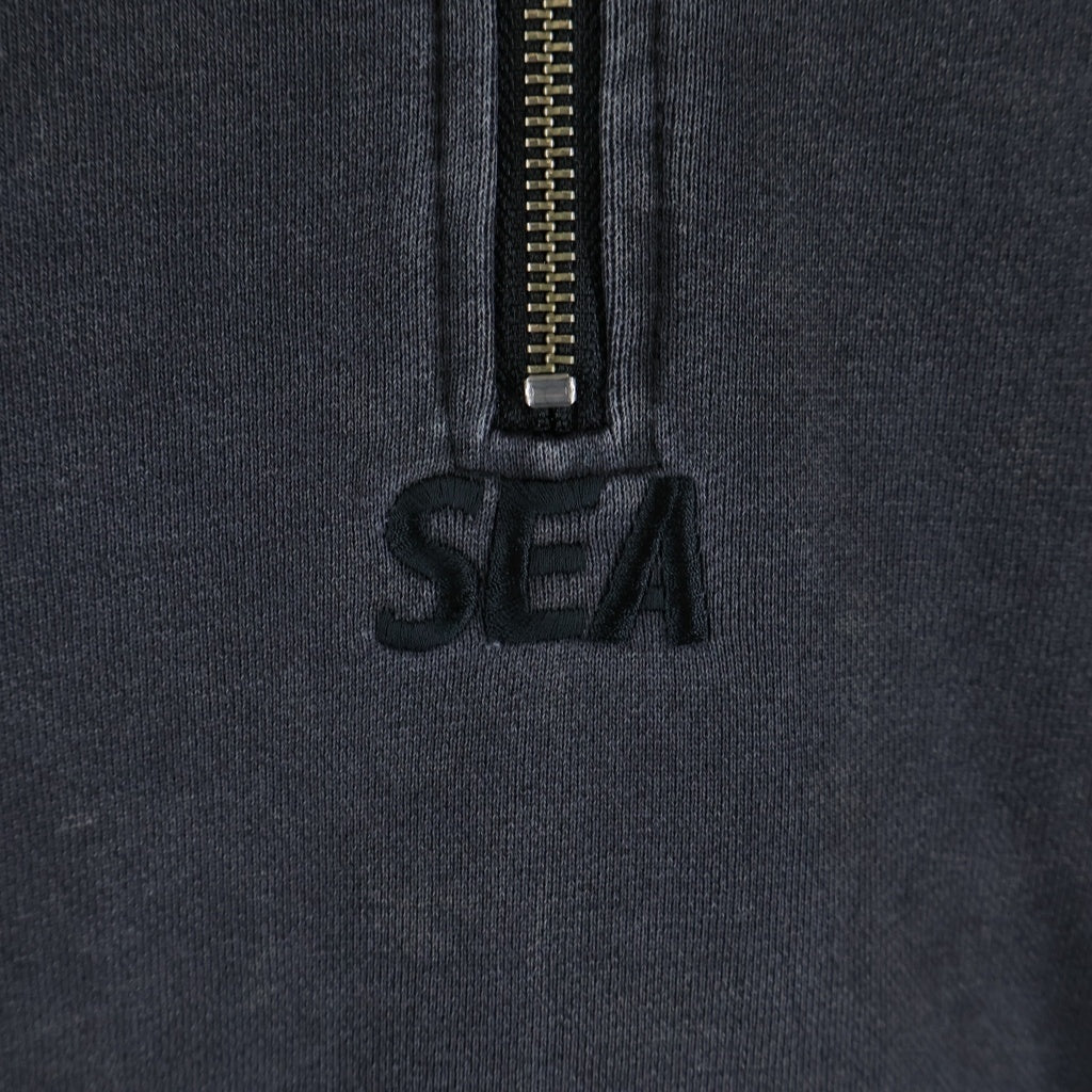 WIND AND SEA(ウィンダンシー) PIGMENT HALF ZIP SWEAT フロントロゴ刺繍 ピグメントダイ ハーフジップスウェットトレーナー グレー WDS-ESS-24-Q3-CS-01