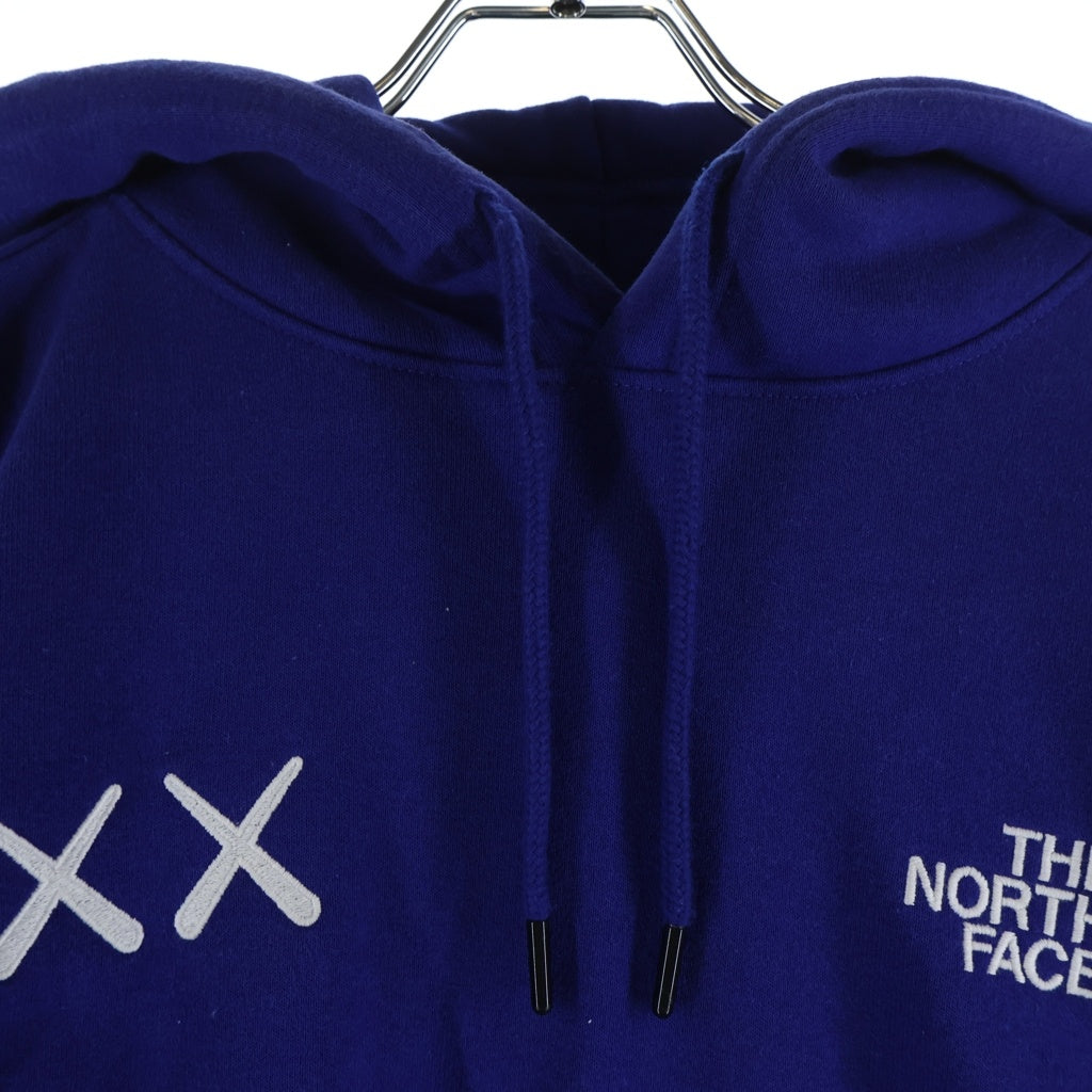 THE NORTH FACE(ザノースフェイス) ×KAWS POPOVER HOODIE カウズ ポップオーバー ロゴエンブロイダリー プルオーバーフーデッドパーカー ブルー NF0A7WLIVA61