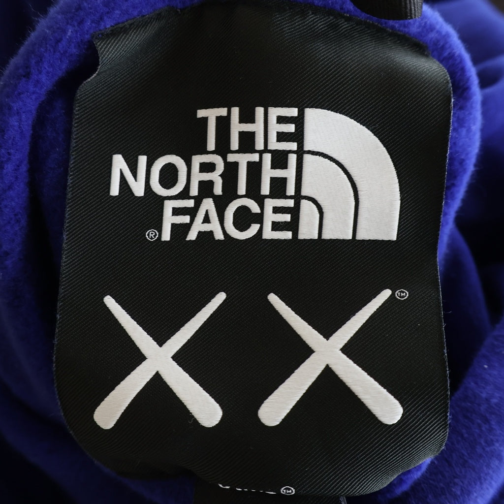 THE NORTH FACE(ザノースフェイス) ×KAWS POPOVER HOODIE カウズ ポップオーバー ロゴエンブロイダリー プルオーバーフーデッドパーカー ブルー NF0A7WLIVA61