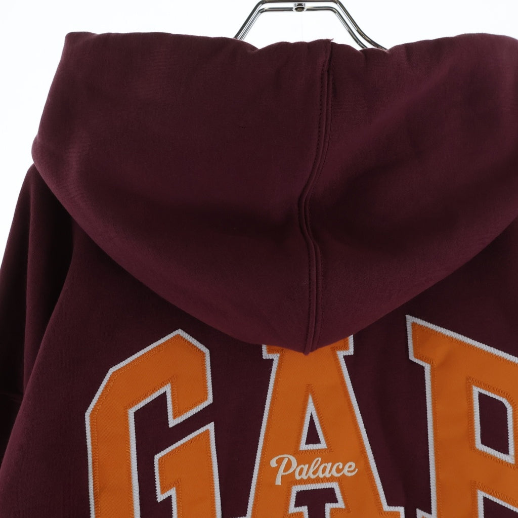 Palace Skateboards(パレススケートボーズ) 24SS ×GAP PAL HOODED SWEATSHIRT ギャップ カレッジロゴ プルオーバーフーデッドパーカー バーガンディ S/427453-03