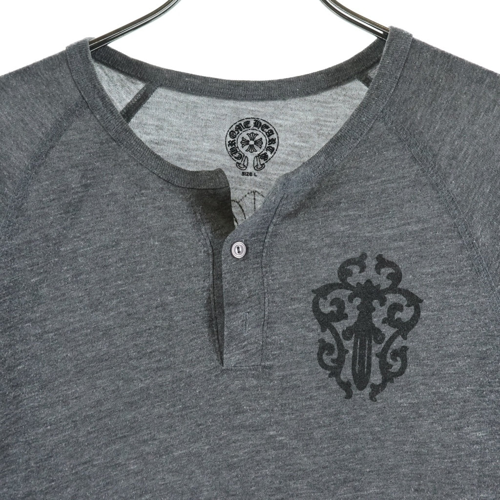 CHROME HEARTS(クロムハーツ) OLD CH CEMETARY CROSS L/S TEE セメタリークロス 両面プリント コットン ヘンリーネック 七分袖Tシャツ 長袖カットソー