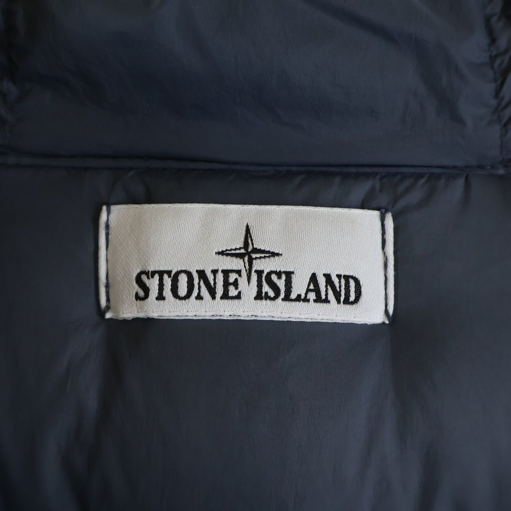 STONE ISLAND(ストーンアイランド) GARMENT DYED CRINKLE REPS RECYCLED NYLON DOWN ロゴワッペン ナイロンダウンジャケット グレー 791540723