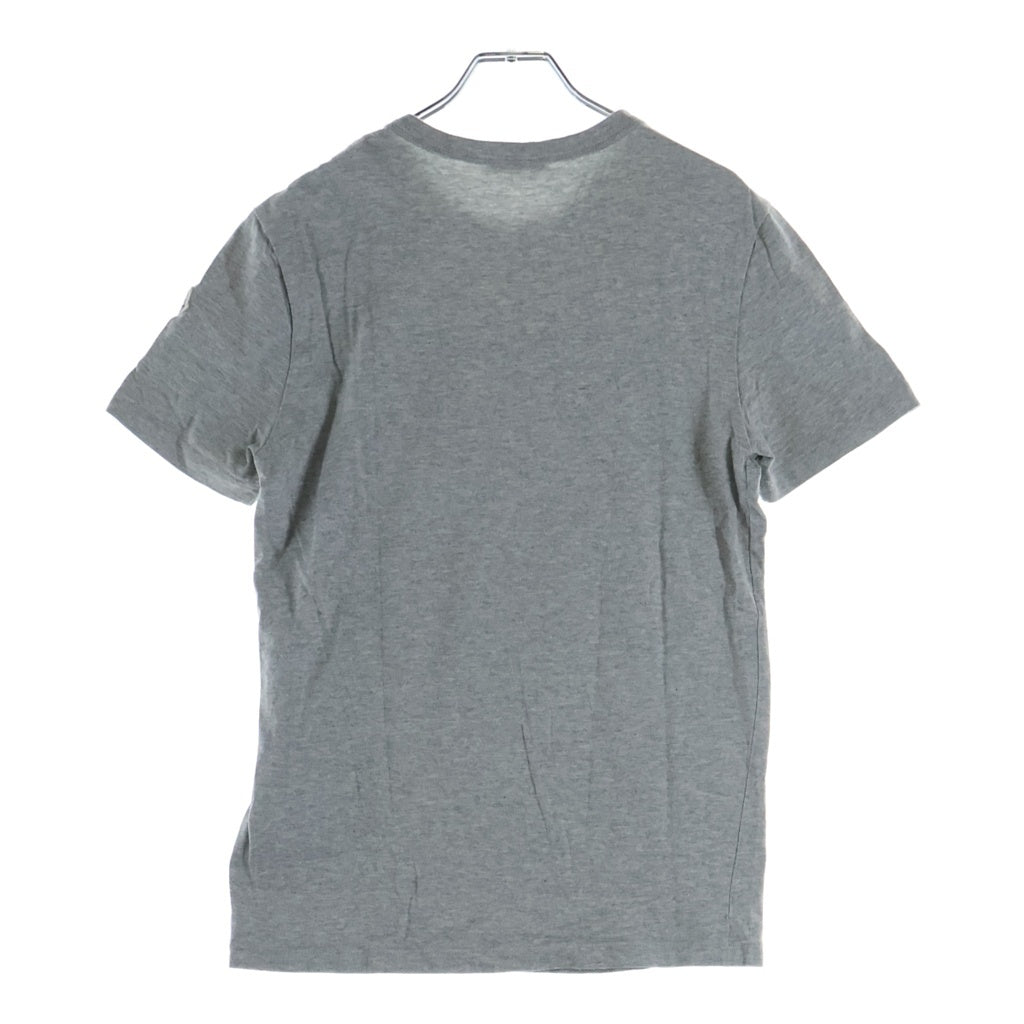 MONCLER(モンクレール) 20SS MAGLIA T-SHIRT マリア フロントプリント ロゴワッペン クルーネック半袖Tシャツ カットソー グレー F10918C71010 8390T