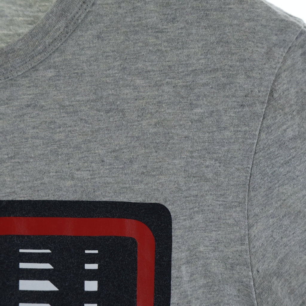 MONCLER(モンクレール) 20SS MAGLIA T-SHIRT マリア フロントプリント ロゴワッペン クルーネック半袖Tシャツ カットソー グレー F10918C71010 8390T