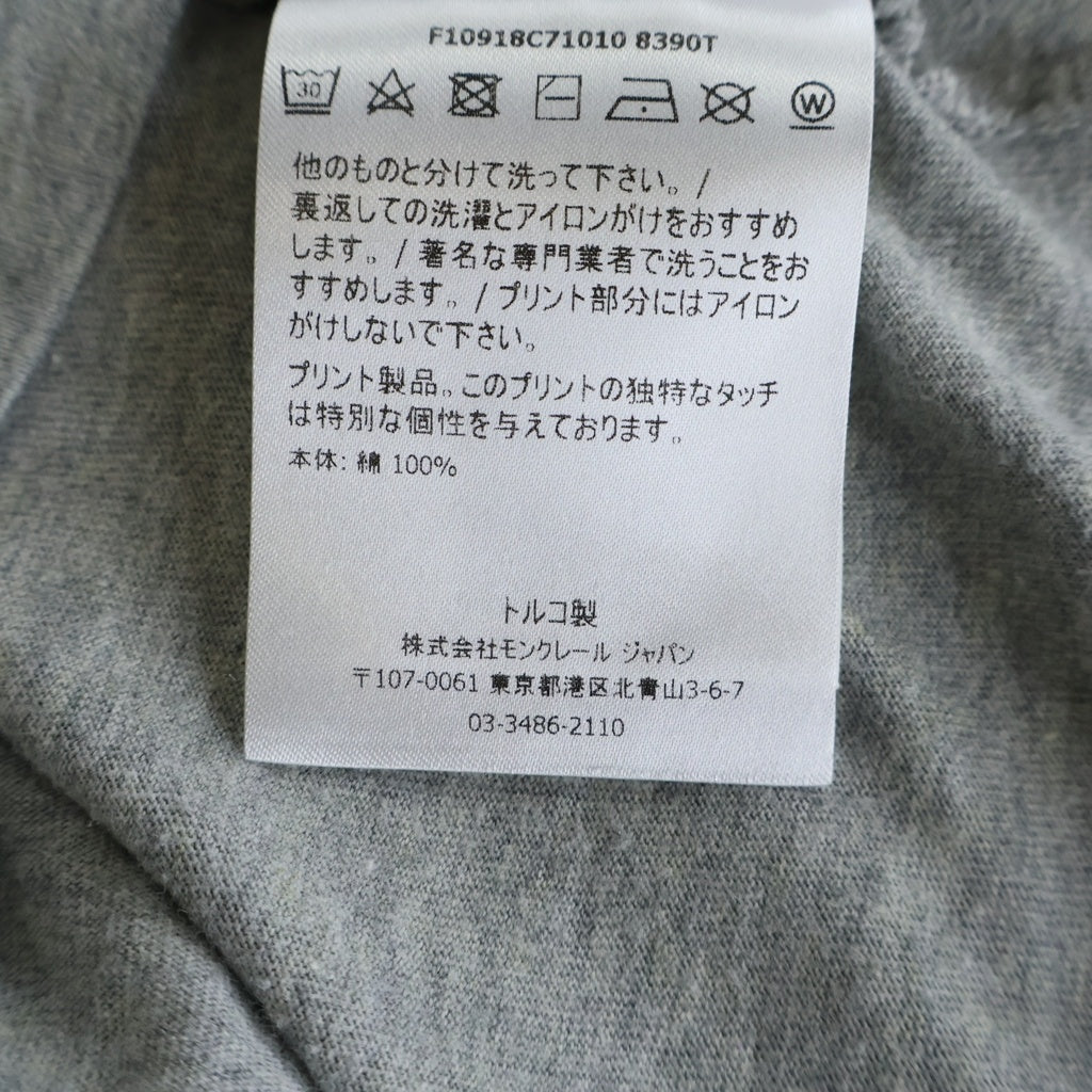 MONCLER(モンクレール) 20SS MAGLIA T-SHIRT マリア フロントプリント ロゴワッペン クルーネック半袖Tシャツ カットソー グレー F10918C71010 8390T