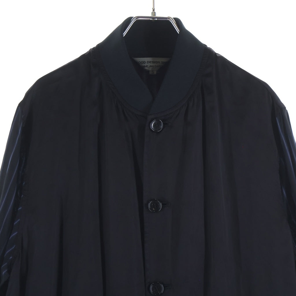 GOOD DESIGN SHOP COMME des GARCONS(グッドデザインショップ コムデギャルソン) 17SS AD2016 バックロゴプリント 袖ストライプ キュプラ スタッフコート ブラック IH-C001