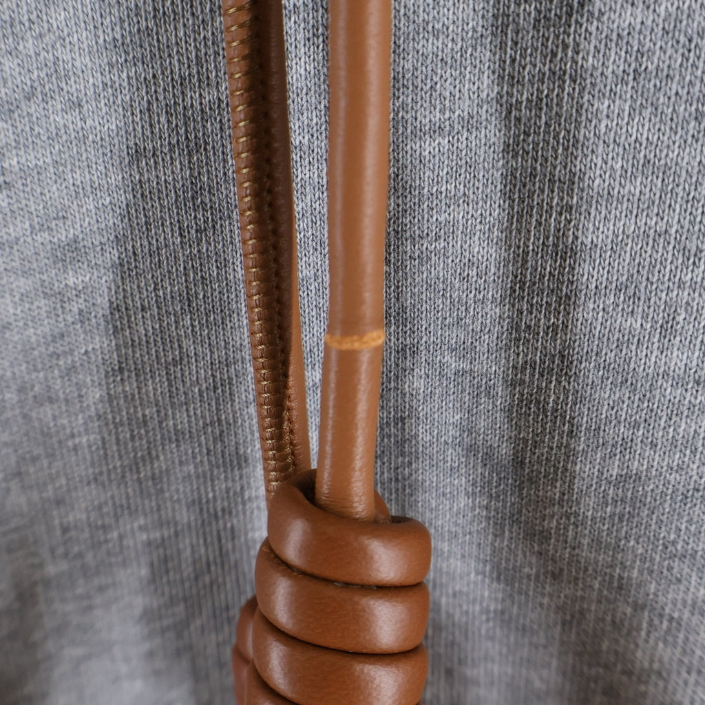 LOEWE(ロエベ) RELAXED FIT HOODIE リラックスフィット レザードローストリング ロゴエンブロイダリー プルオーバーフーデッドパーカー グレー H526Y25X53