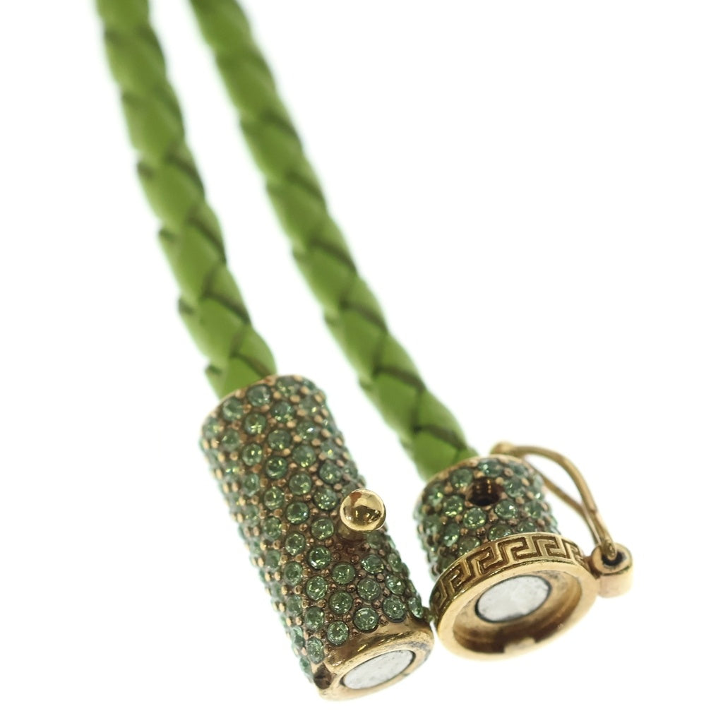 VERSACE(ヴェルサーチ) LEATHER CRYSTAL MEDUSA PENDANT NECKLESS レザー編み込み クリスタル メデューサ ロゴペンダント ネックレス イエロー 1GF1V