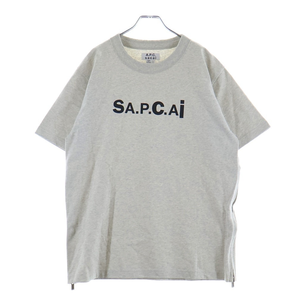 A.P.C(アーペーセー) 21SS ×Sacai サカイ 裾ジッパー フロントロゴプリントTシャツ 半袖クルーネックカットソー グレー 24213-1-94291