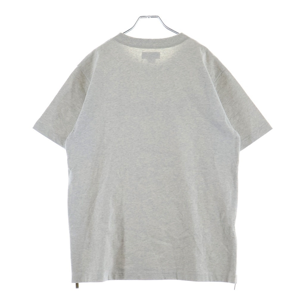 A.P.C(アーペーセー) 21SS ×Sacai サカイ 裾ジッパー フロントロゴプリントTシャツ 半袖クルーネックカットソー グレー 24213-1-94291