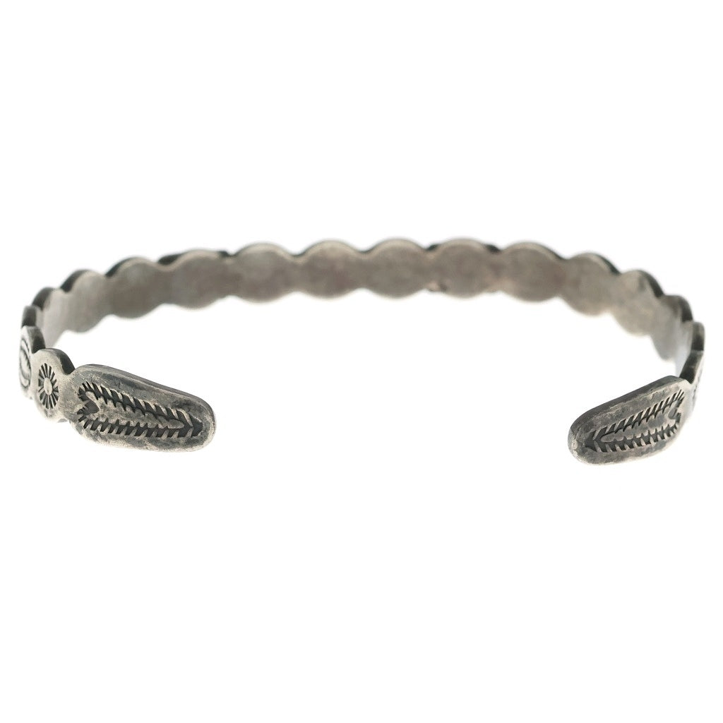 INDIAN JEWELRY(インディアンジュエリー) NAVAJO ナバホ族 ナバホパール アローモチーフ スタンプワーク ブレスレット バングル シルバー レディース