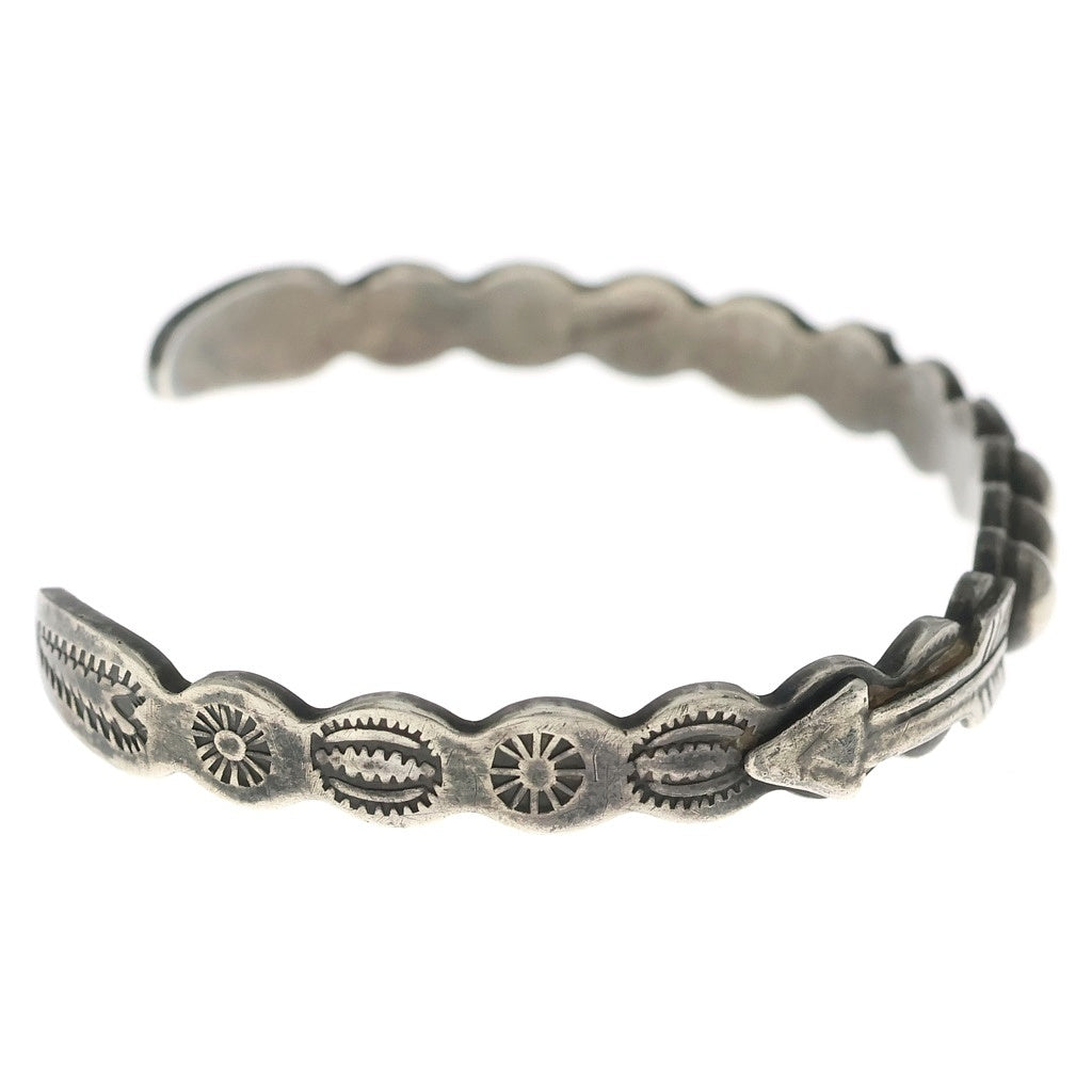 INDIAN JEWELRY(インディアンジュエリー) NAVAJO ナバホ族 ナバホパール アローモチーフ スタンプワーク ブレスレット バングル シルバー レディース