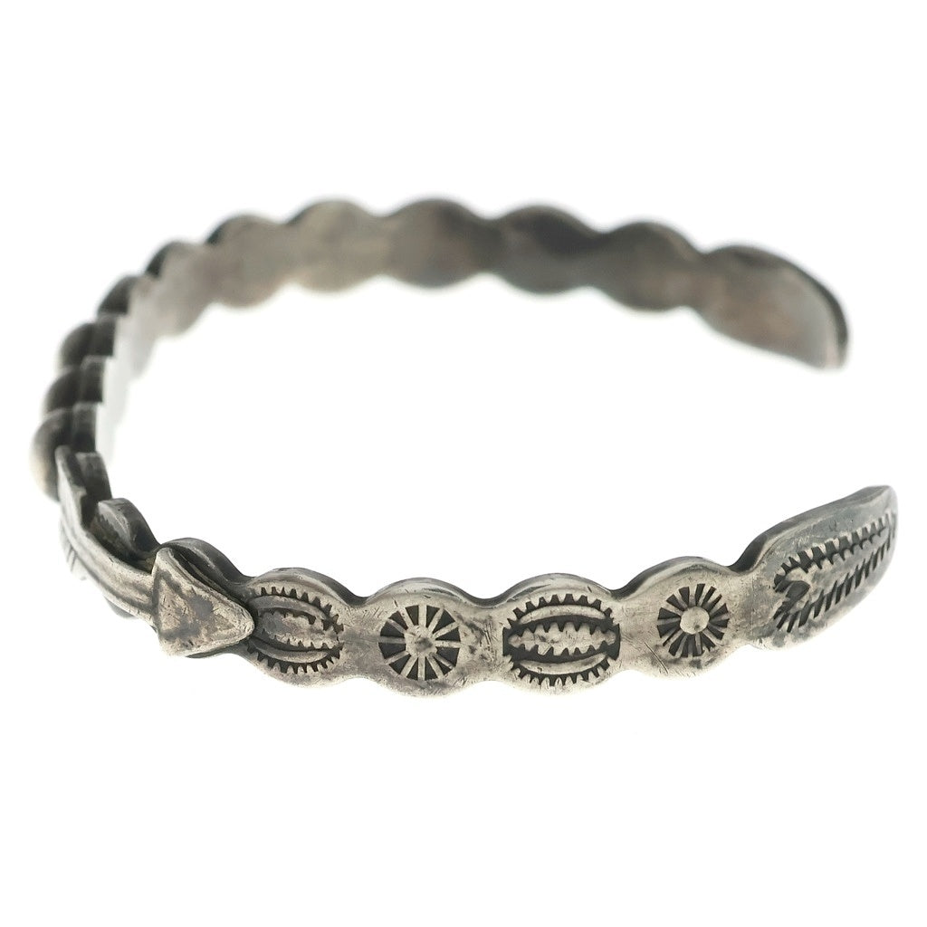 INDIAN JEWELRY(インディアンジュエリー) NAVAJO ナバホ族 ナバホパール アローモチーフ スタンプワーク ブレスレット バングル シルバー レディース