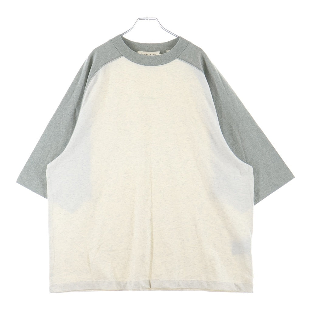 FEAR OF GOD ESSENTIALS(フィアオブゴッド エッセンシャルズ) 26SS SIGNATURE BASEBALL TEE シグネチャー ロゴ刺繍 ラグランスリーブ ベースボールカットソー グレー