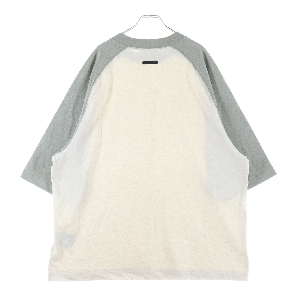 FEAR OF GOD ESSENTIALS(フィアオブゴッド エッセンシャルズ) 26SS SIGNATURE BASEBALL TEE シグネチャー ロゴ刺繍 ラグランスリーブ ベースボールカットソー グレー