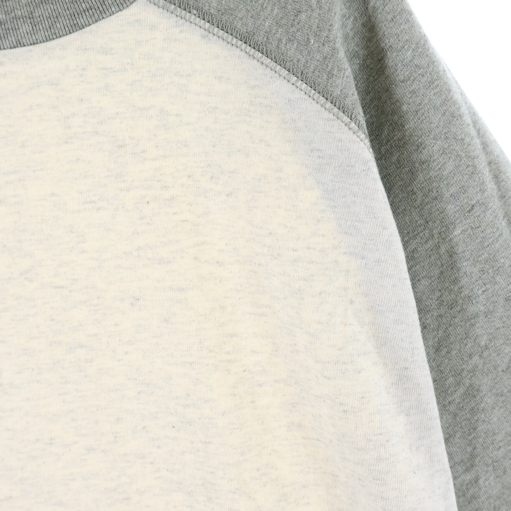 FEAR OF GOD ESSENTIALS(フィアオブゴッド エッセンシャルズ) 26SS SIGNATURE BASEBALL TEE シグネチャー ロゴ刺繍 ラグランスリーブ ベースボールカットソー グレー