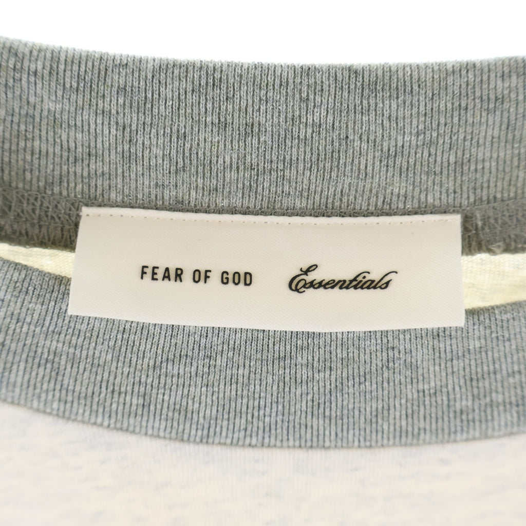 FEAR OF GOD ESSENTIALS(フィアオブゴッド エッセンシャルズ) 26SS SIGNATURE BASEBALL TEE シグネチャー ロゴ刺繍 ラグランスリーブ ベースボールカットソー グレー