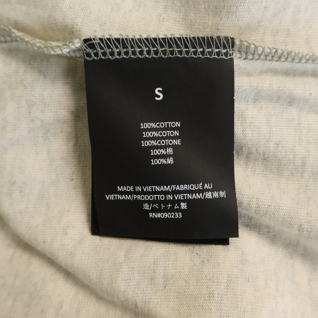 FEAR OF GOD ESSENTIALS(フィアオブゴッド エッセンシャルズ) 26SS SIGNATURE BASEBALL TEE シグネチャー ロゴ刺繍 ラグランスリーブ ベースボールカットソー グレー