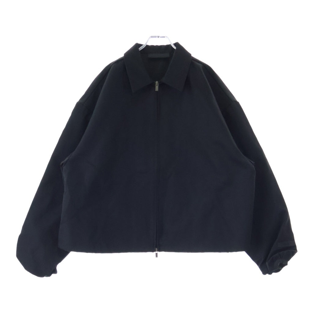 FEAR OF GOD ESSENTIALS(フィアオブゴッド エッセンシャルズ) ジップアップ ナイロン スタンドカラー ジャケット ブラック 8325-343-1900