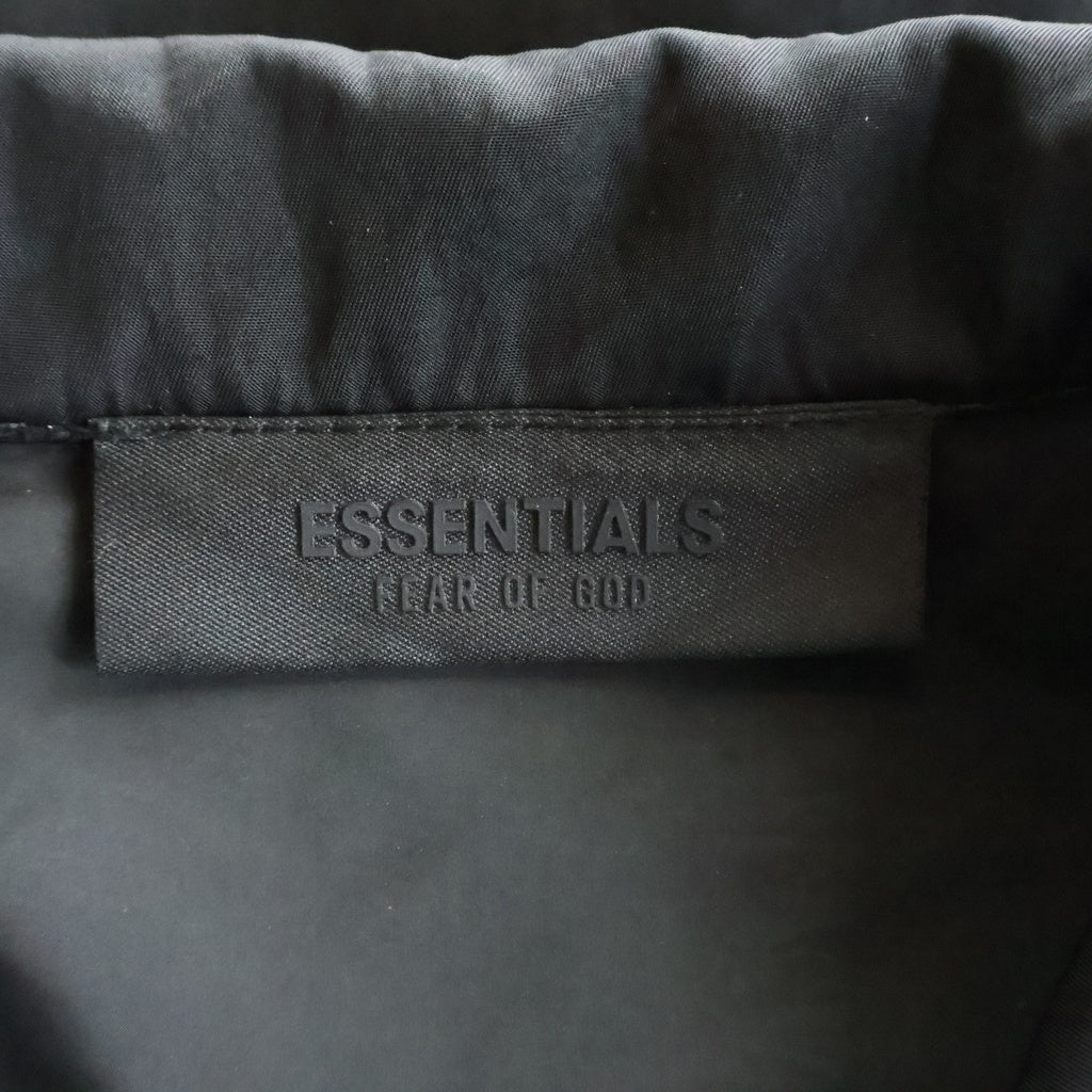 FEAR OF GOD ESSENTIALS(フィアオブゴッド エッセンシャルズ) ジップアップ ナイロン スタンドカラー ジャケット ブラック 8325-343-1900