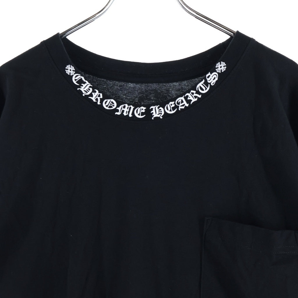 CHROME HEARTS(クロムハーツ) NECK LOGO S/S TEE ネックロゴプリント チェストポケット クルーネック半袖Tシャツ カットソー ブラック