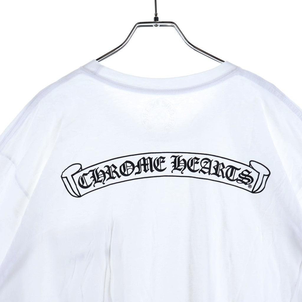 CHROME HEARTS(クロムハーツ) SCROLL LABEL S/S TEE スクロールラベル チェストポケット バックロゴプリント クルーネック半袖Tシャツ カットソー ホワイト
