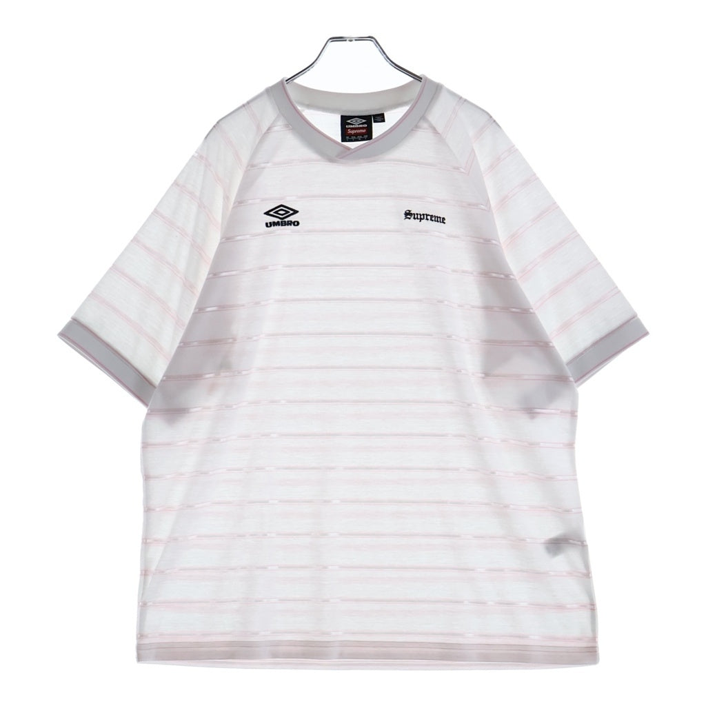 SUPREME(シュプリーム) 25SS ×UMBRO Stripe Soccer Jersey ロゴエンブロイダリー ストライプサッカージャージ クロスオーバーVネック半袖Tシャツ カットソー ホワイト/ピンク