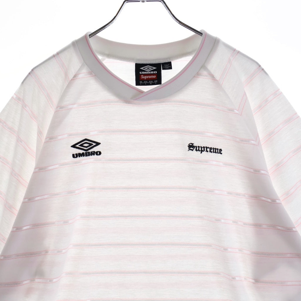 SUPREME(シュプリーム) 25SS ×UMBRO Stripe Soccer Jersey ロゴエンブロイダリー ストライプサッカージャージ クロスオーバーVネック半袖Tシャツ カットソー ホワイト/ピンク