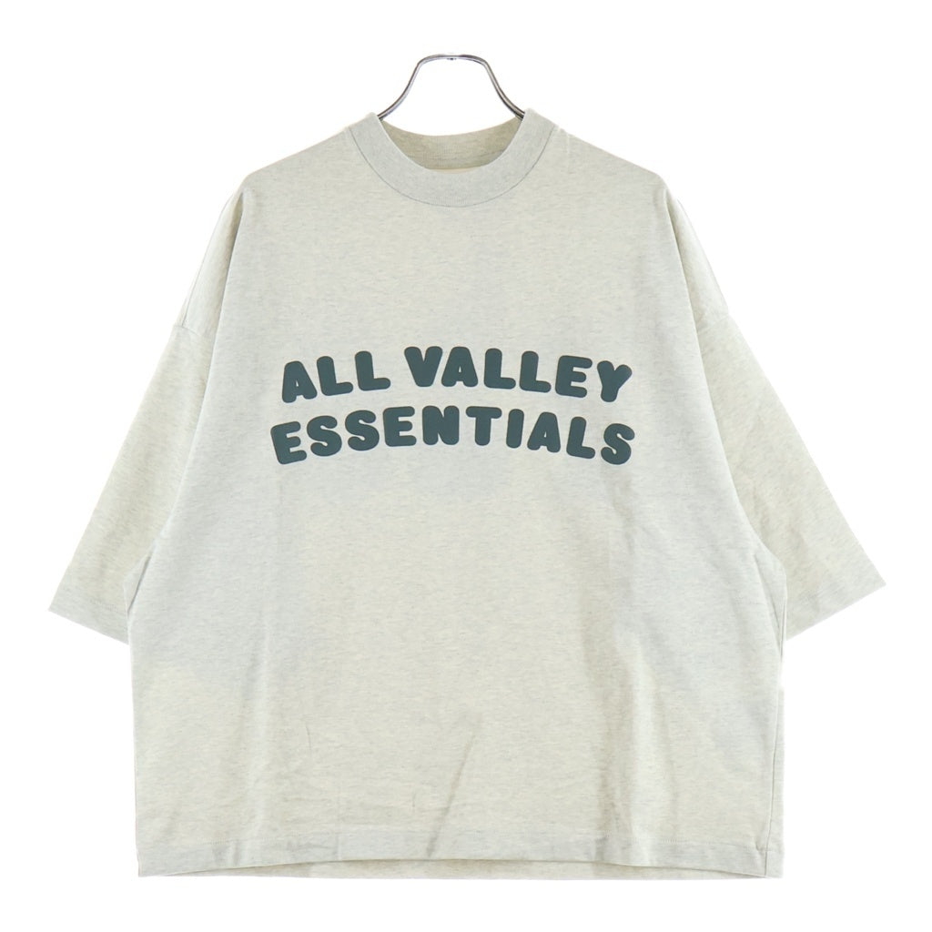 FEAR OF GOD ESSENTIALS(フィアオブゴッド エッセンシャルズ) MERCH TEE BOXY FIT ロゴプリント マーチ ボクシーフィット クルーネック 半袖Tシャツ カットソー グレー