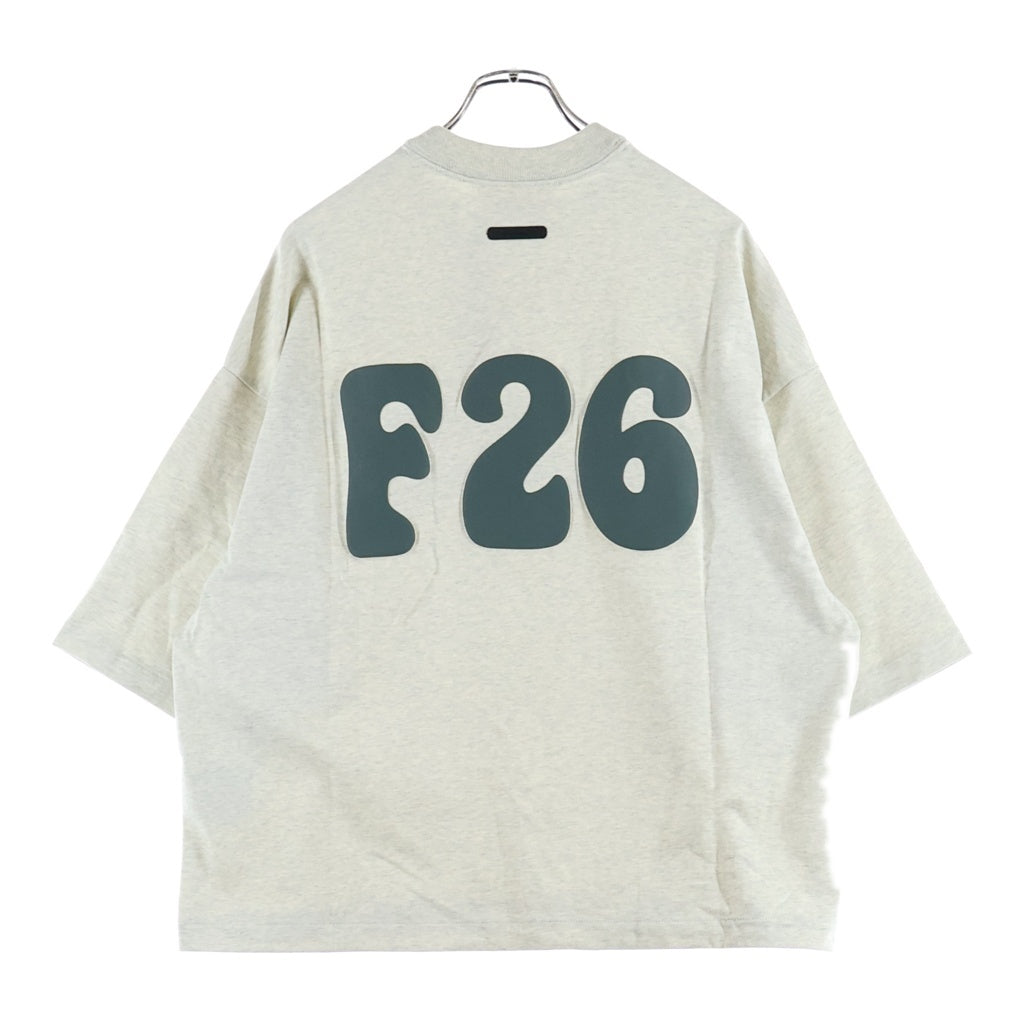 FEAR OF GOD ESSENTIALS(フィアオブゴッド エッセンシャルズ) MERCH TEE BOXY FIT ロゴプリント マーチ ボクシーフィット クルーネック 半袖Tシャツ カットソー グレー