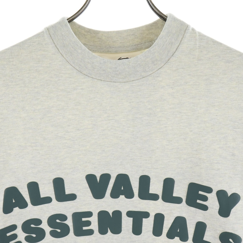 FEAR OF GOD ESSENTIALS(フィアオブゴッド エッセンシャルズ) MERCH TEE BOXY FIT ロゴプリント マーチ ボクシーフィット クルーネック 半袖Tシャツ カットソー グレー