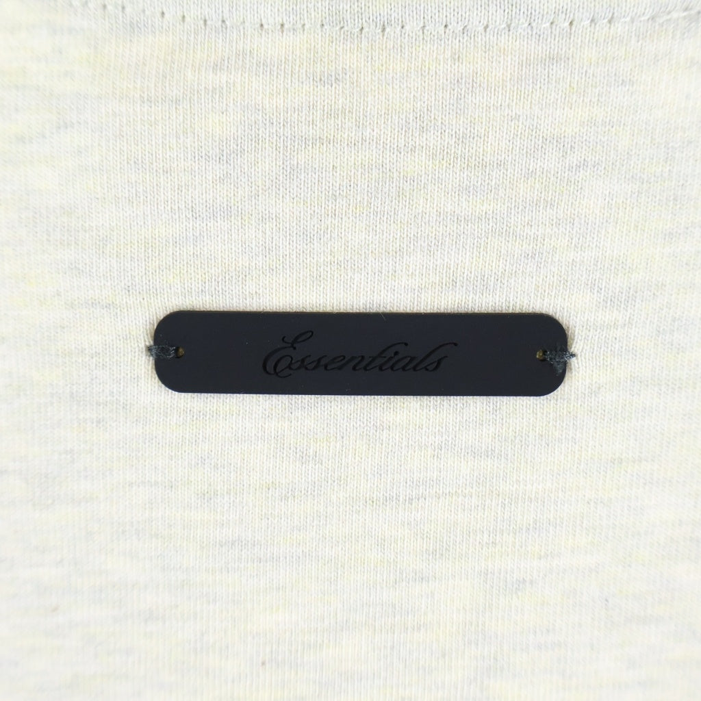 FEAR OF GOD ESSENTIALS(フィアオブゴッド エッセンシャルズ) MERCH TEE BOXY FIT ロゴプリント マーチ ボクシーフィット クルーネック 半袖Tシャツ カットソー グレー
