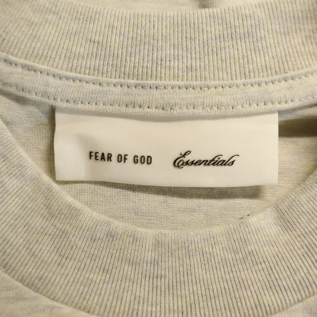 FEAR OF GOD ESSENTIALS(フィアオブゴッド エッセンシャルズ) MERCH TEE BOXY FIT ロゴプリント マーチ ボクシーフィット クルーネック 半袖Tシャツ カットソー グレー