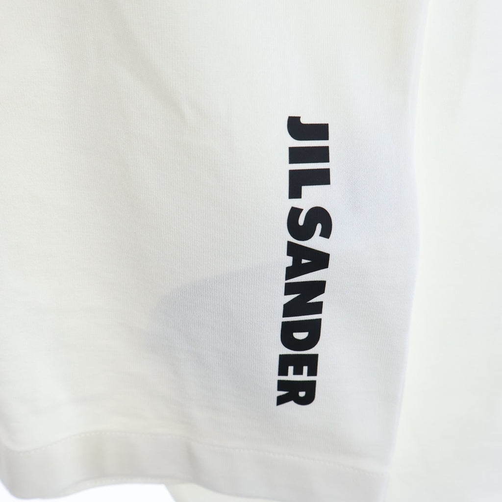 JIL SANDER(ジルサンダー) 26AW L/S T-SHIRTS バーティカルロゴプリント コットンジャージー クルーネック 長袖Tシャツ カットソー ホワイト J22GC0278