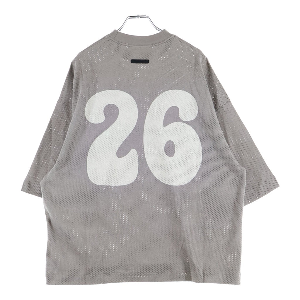 FEAR OF GOD ESSENTIALS(フィアオブゴッド エッセンシャルズ) スポーツ メッシュ ロゴプリント マーチ ボクシーフィット 半袖Tシャツ