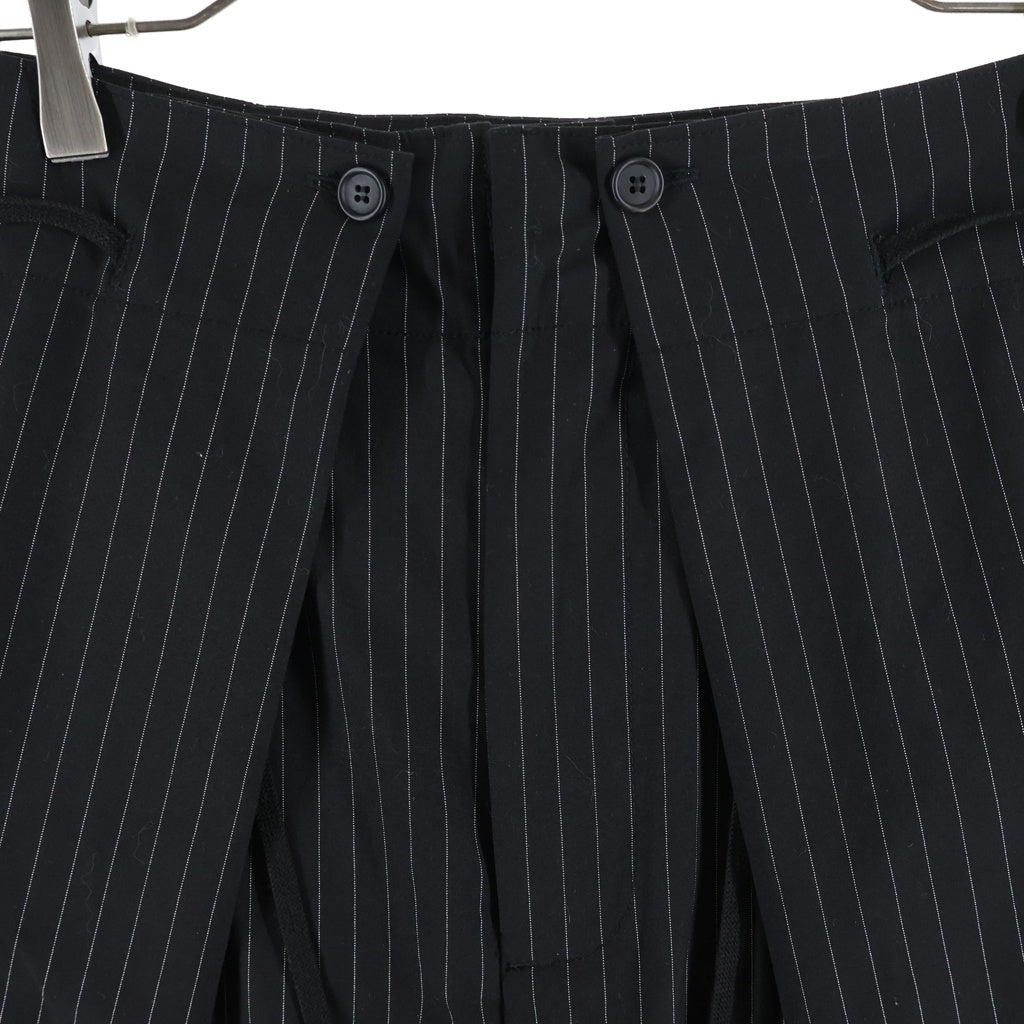 KUON(クオン) 25AW 3/4 HAKAMA TROUSERS ハカマ ストライプ柄 ツータック ジップフライ ハーフトラウザーズ スラックス ブラック 145PT023500