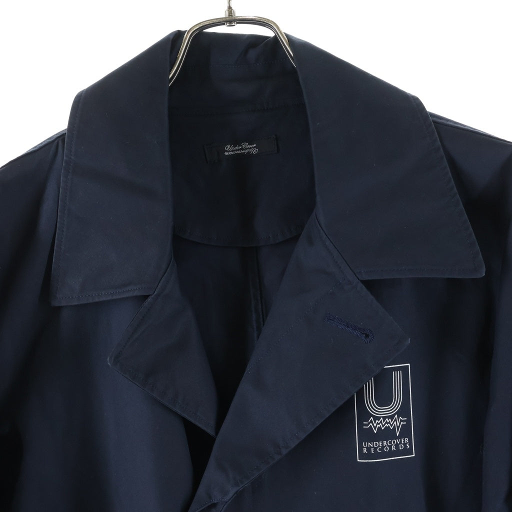 SueUNDERCOVER(スーアンダーカバー) 16SS SOMETHING MUST BREAK サムシング マスト ブレイク バックプリント レザーボタン ステンカラーコート ネイビー UCP9302