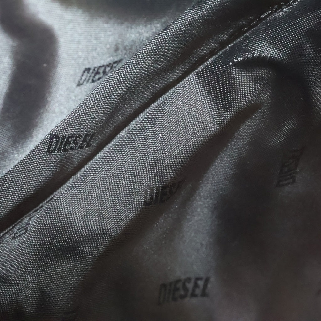DIESEL(ディーゼル) CHARM-D POUCH チャームロゴチェーン キルティングナイロン ハンドバッグ ゴールド