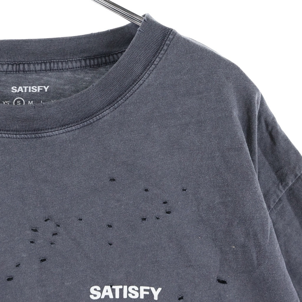SATISFY(サティスファイ) MOTHTECH T-SHIRTS モステック フロントプリントTシャツ 半袖クルーネックカットソー グレー 11006-00A02