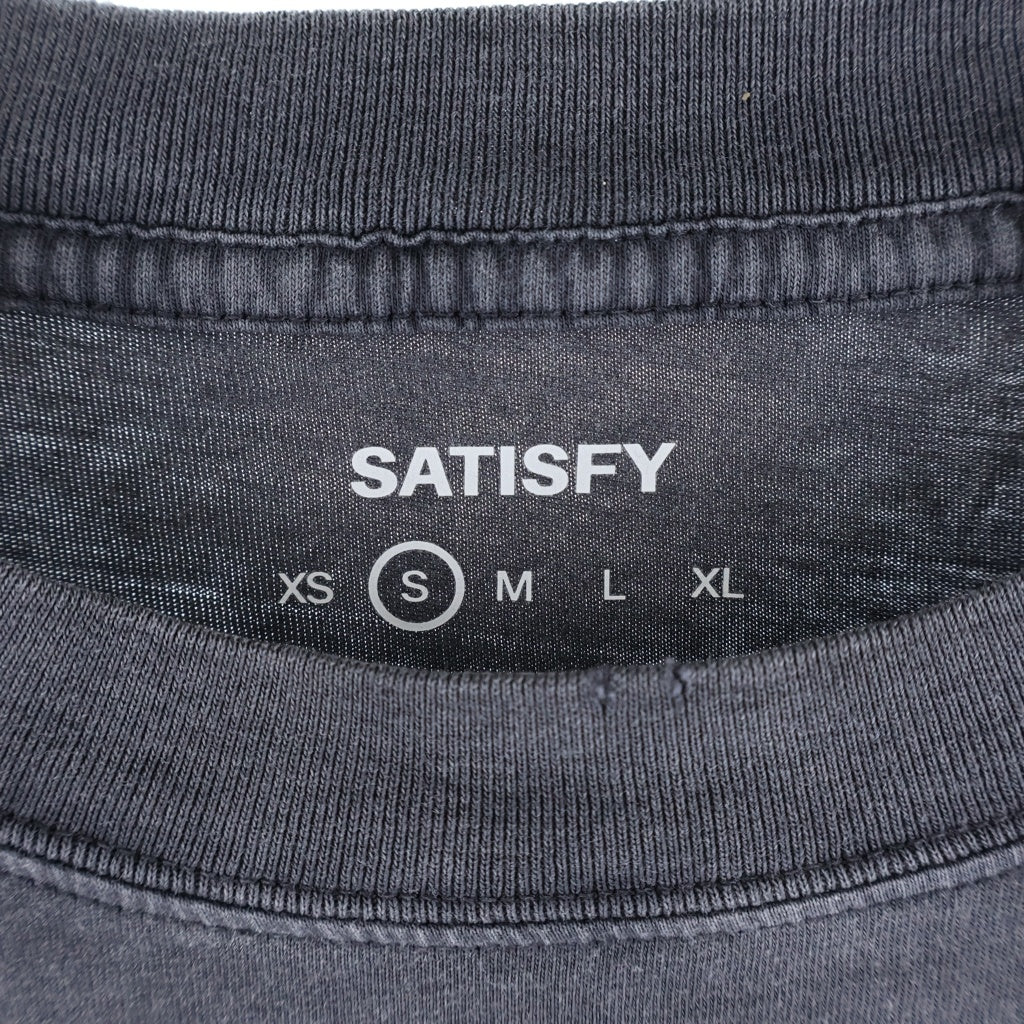 SATISFY(サティスファイ) MOTHTECH T-SHIRTS モステック フロントプリントTシャツ 半袖クルーネックカットソー グレー 11006-00A02