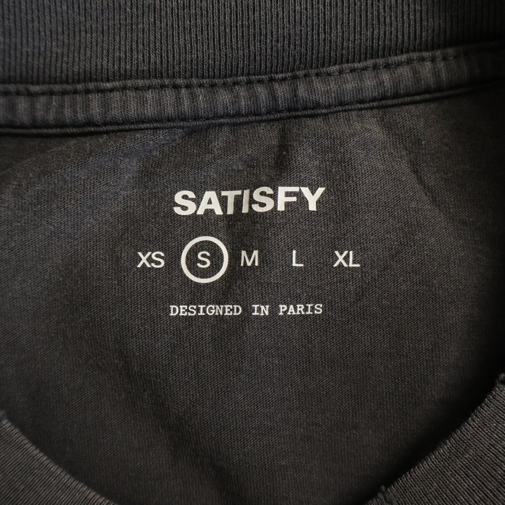 SATISFY(サティスファイ) MOTHTECH T-SHIRTS モステック フロントプリントTシャツ 半袖クルーネックカットソー グレー 11006-00A02