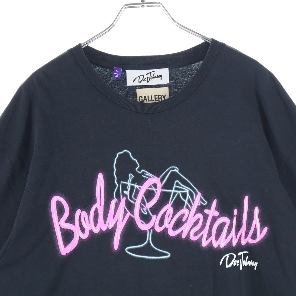 GALLERY DEPT.(ギャラリーデプト) 23SS ×DOC JOOHNSON BODY COCKTAILS TEE ドック ジョンソン ボディ コックテルズ プリント クルーネック 半袖Tシャツ カットソー ブラック BDC-1000BLACK