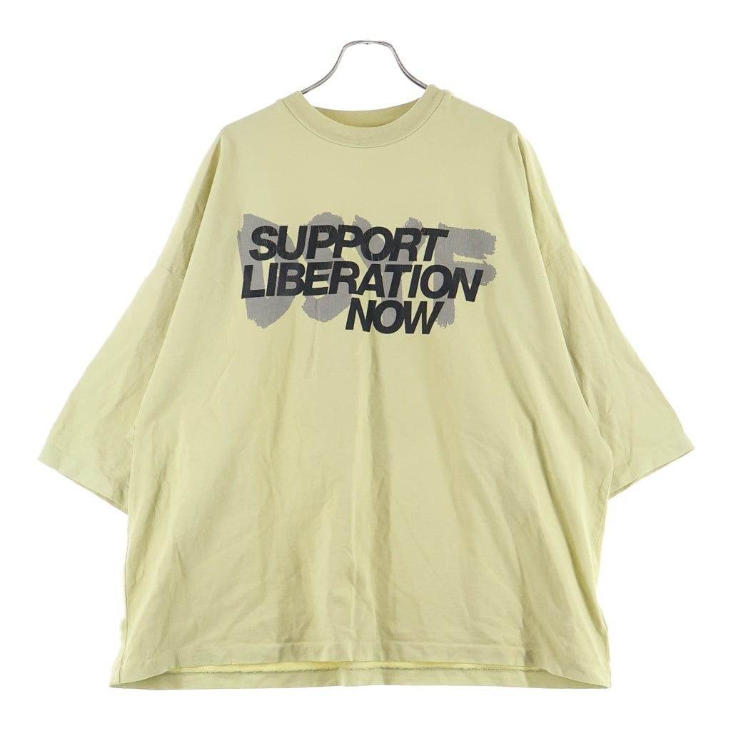 FEAR OF GOD ESSENTIALS(フィアオブゴッド エッセンシャルズ) 26SS LIBERATION NOW TEE リベレーションナウ 両面グラフィックプリントTシャツ 半袖クルーネックカットソー イエロー